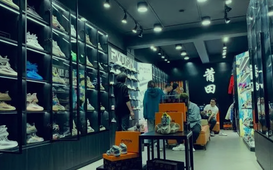 开鞋子店批发市场货源哪里寻找？ 现在越来越多的人